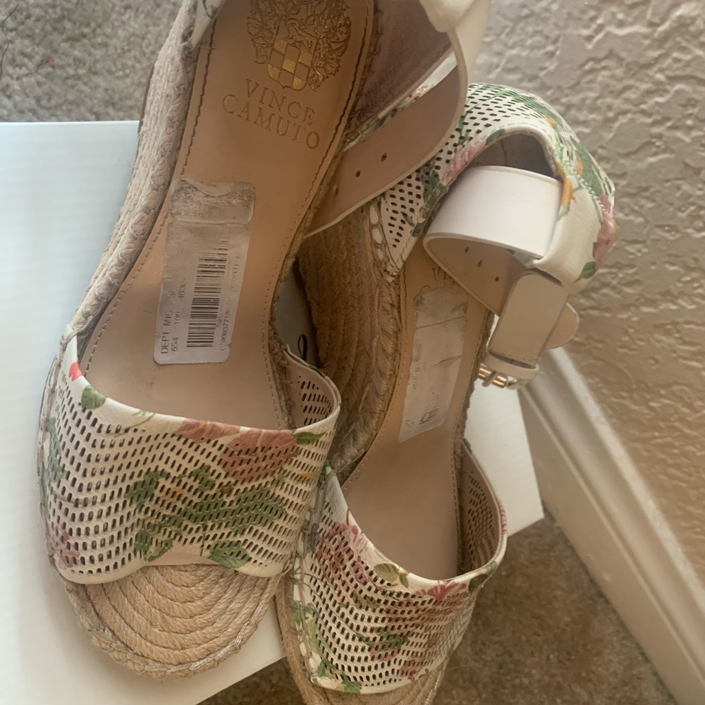 Woman Shoes - Picture 12 of 13